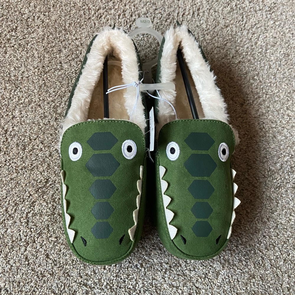 NWT! Cat & Jack Kids Alligator Slippers Size M (2/3)